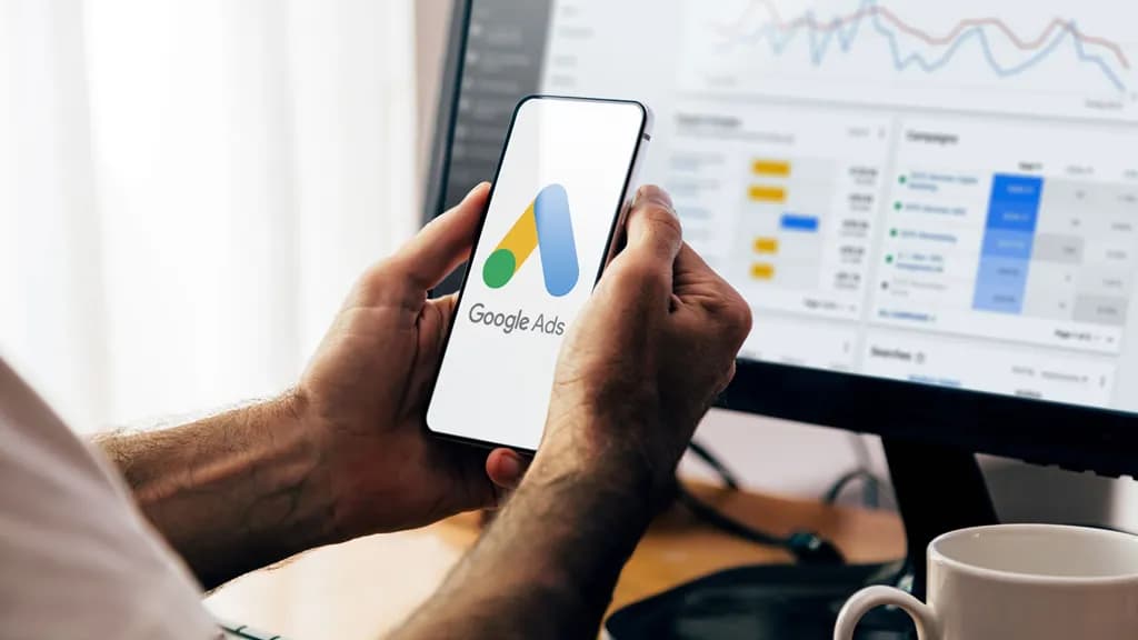 Pessoa digitando no notebook com resultados de busca do Google na tela