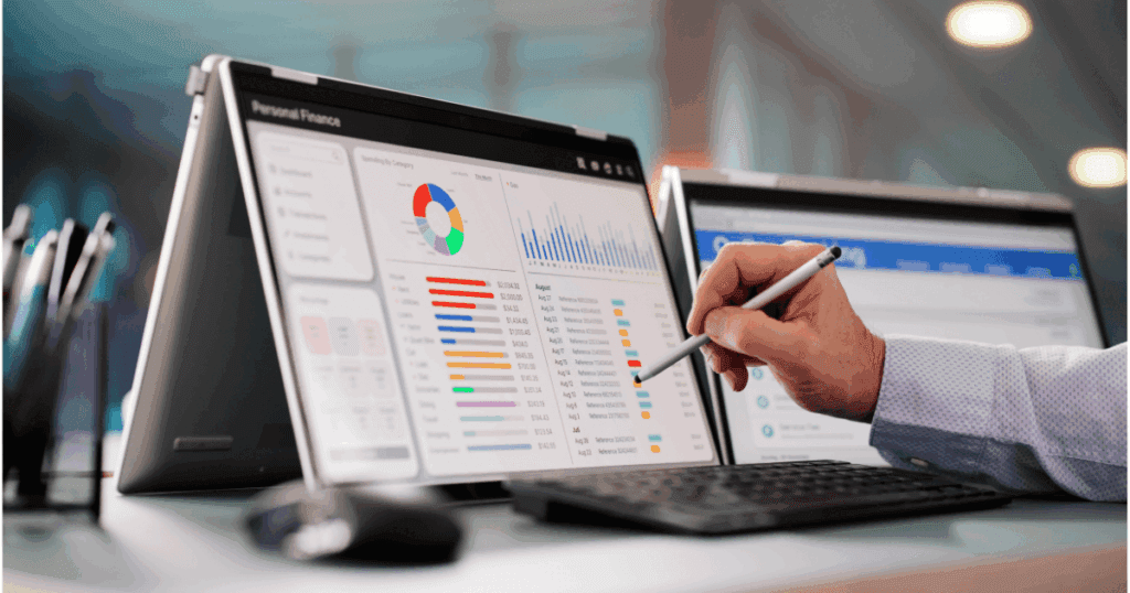 Profissional analisando dashboard de marketing digital com dados de campanha em tempo real