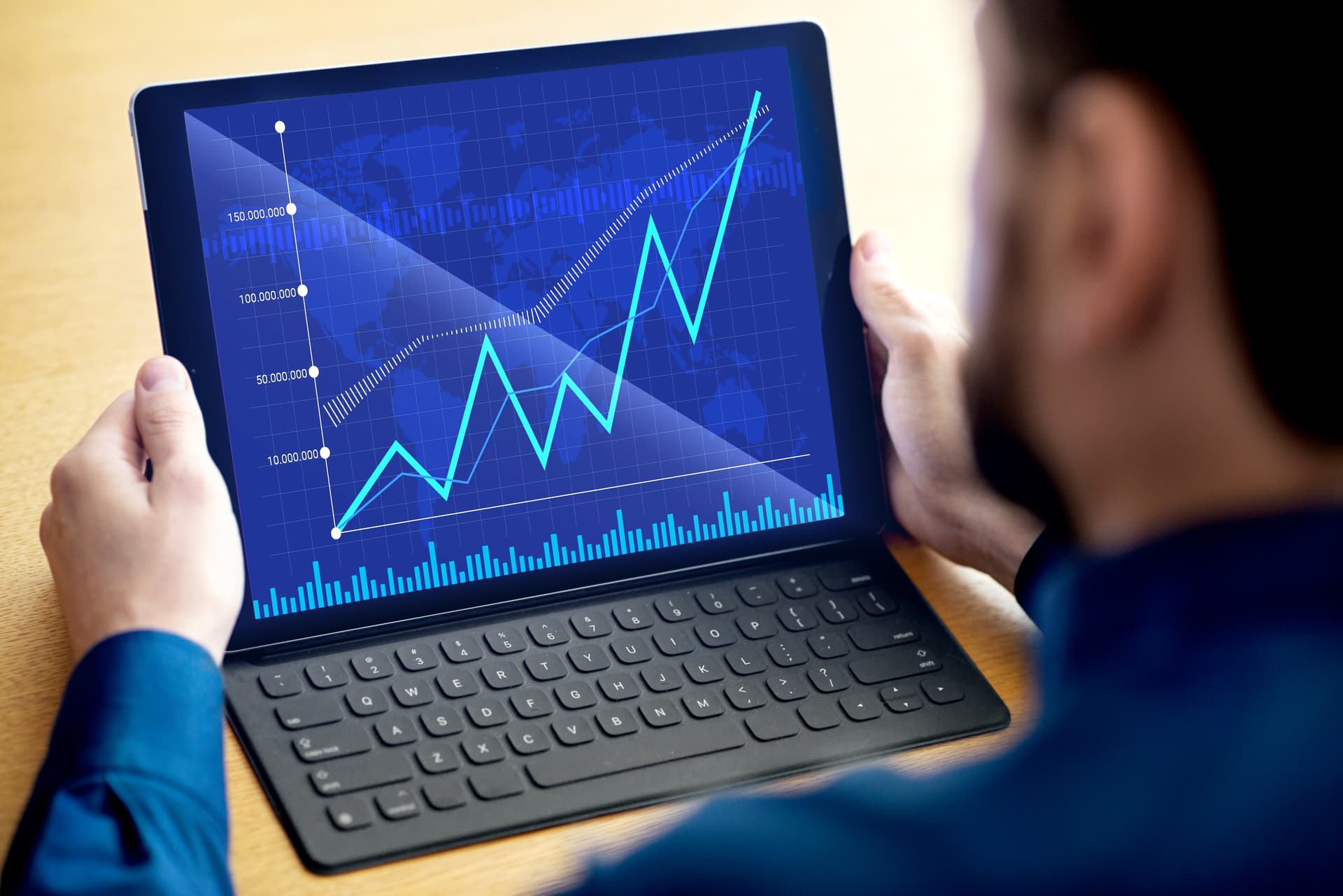 Gráfico de crescimento de resultados de marketing digital mostrando aumento consistente de conversões