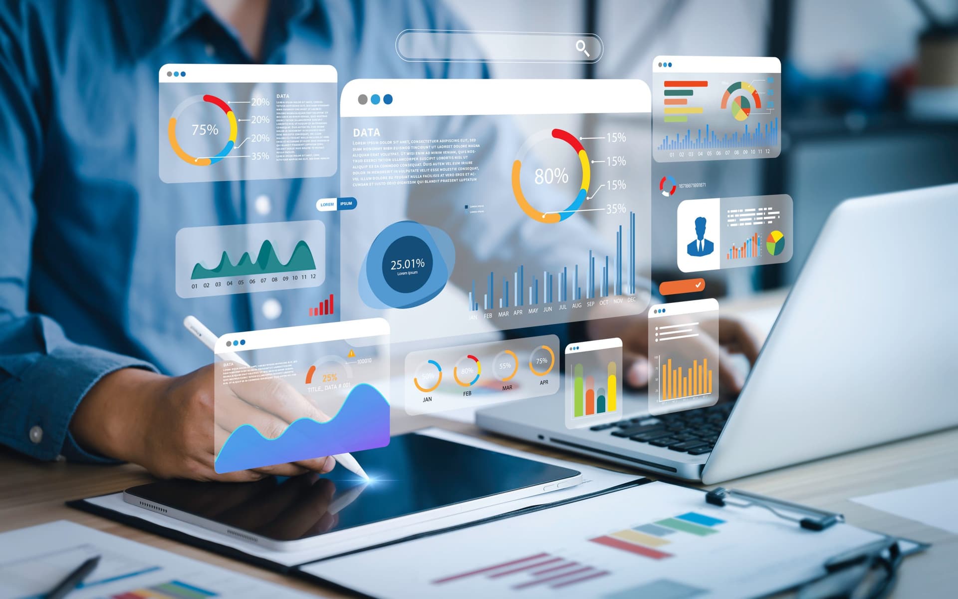Gestão profissional de tráfego pago analisando múltiplas métricas e dashboards de campanhas