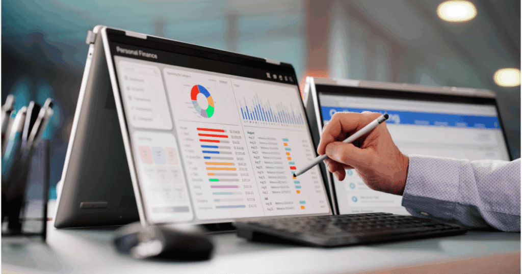 Empresa de tráfego pago analisando dashboards de campanhas e métricas de resultado